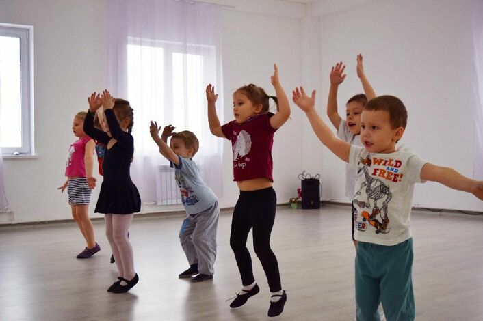 Детские движения современный танец. Танцевальные движения для детей. Ритмика для детей. Танцы в детском саду. Танцы ритмика дети.